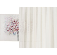 Dekorative Leinwand mit Rosenmotiv neben einem Vorhang.