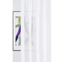 Weißer, durchsichtiger Gardinenschal vor einem gerahmten Bild