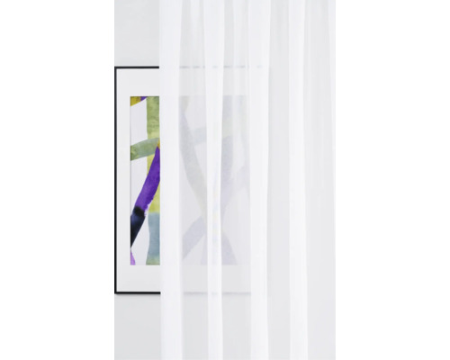 Weißer, durchsichtiger Gardinenschal vor einem gerahmten Bild