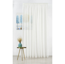 Weißer Voile-Vorhang im Raum mit Dekoration