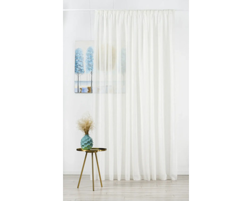 Weißer Voile-Vorhang im Raum mit Dekoration