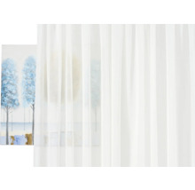 Weißer, transparenter Gardinenschal vor einem Bild mit Baum-Motiv.