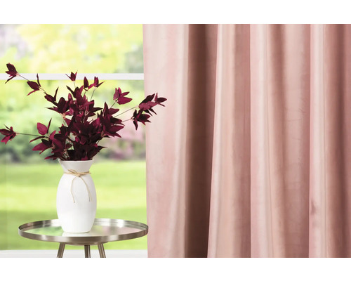 Dekoratives Wohnambiente mit Vorhang, Tisch und Blumenvase