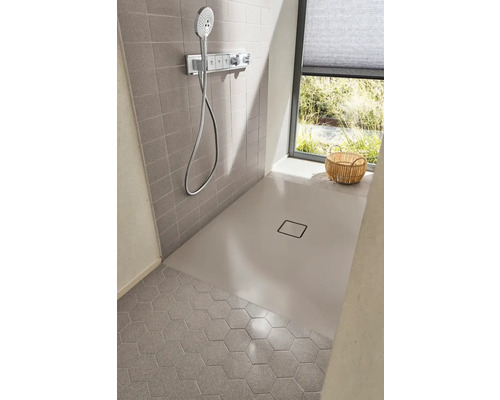 Ebenerdige Dusche mit Duschkopf, Duschwanne und sechseckigen Bodenfliesen