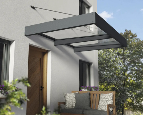 Vordach aus Glas und Metall am Hauseingang