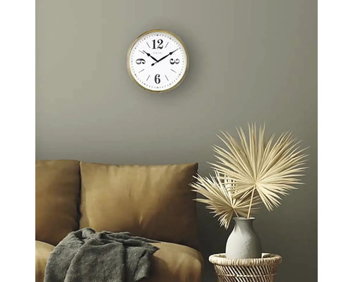 Wohnzimmer-Szene mit Wanduhr, Sofa und Dekoration