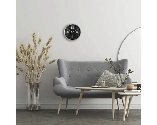 Wohnzimmer mit Sofa, Tisch und Wanduhr