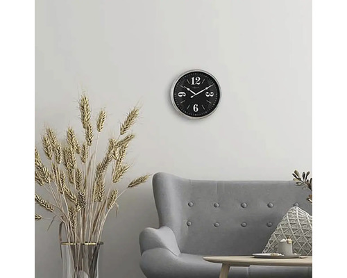 Wanduhr mit Ziffernblatt in einem Wohnzimmer