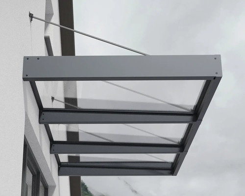 Vordach aus Glas und Metall an einer Hauswand