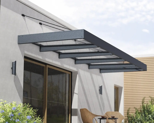 Angebautes Terrassendach mit grauer Metallkonstruktion am Haus