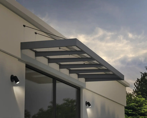 Vordach aus Metall an einer Hauswand mit zwei Wandleuchten.