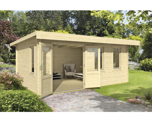 Gartenhaus mit geöffneten Doppeltüren und Fenstern im Garten