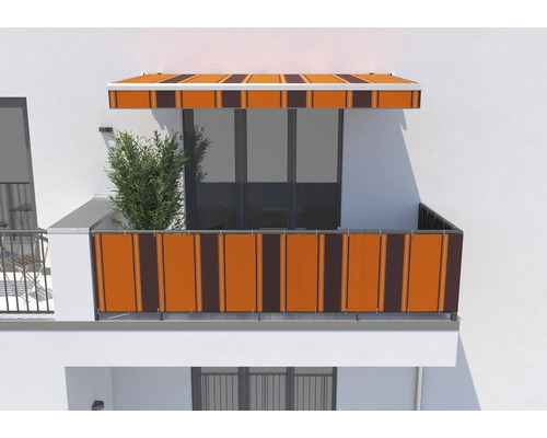 Balkon mit Markise und Sichtschutz in Streifenoptik