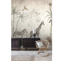 Dekorative Tapete mit exotischen Tieren und Pflanzen in einem stilvollen Wohnraum.