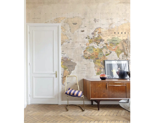 Wohnraum mit Weltkarten-Tapete, Kommode und Stuhl