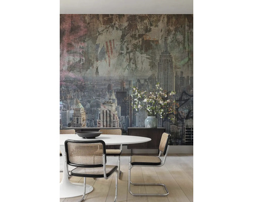 Esszimmer mit New York Tapete, Esstisch und Stühlen