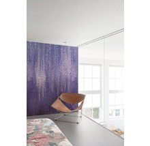 Schlafzimmer mit lila Blumenmustertapete und Ledersessel