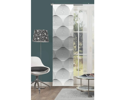 Dekoratives Schiebegardinenpaneel mit geometrischem Muster in einem Wohnzimmer.