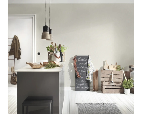 Helle Küche mit Kücheninsel, Pendelleuchten und dekorativer Tafel