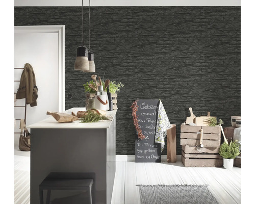 Küchenszene mit Wand in Steinoptik, Küchentheke und Dekoration