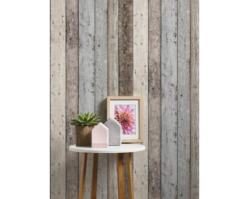 Tapete mit Holzplanken-Optik und Dekoration auf einem Tisch