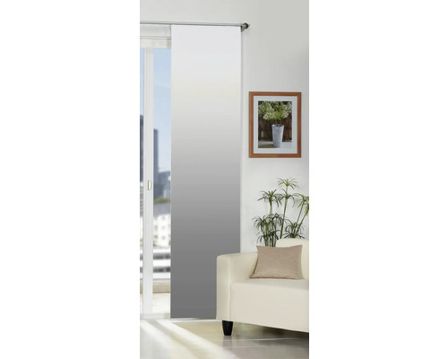 Raumansicht mit Schiebegardine in Farbverlauf-Optik, Sessel, Zimmerpflanze und gerahmtem Bild