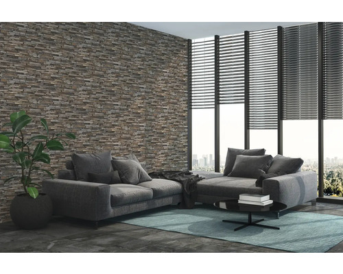 Modernes Wohnzimmer mit Steinwand, Sofa, Teppich und Jalousien