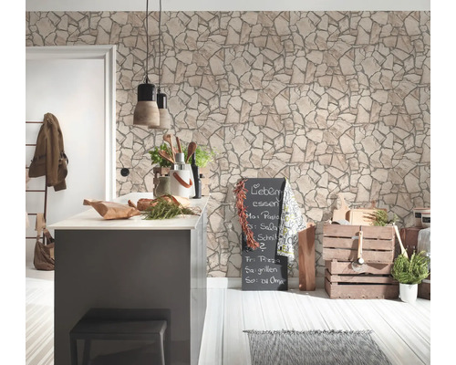 Heller Raum mit Küchentheke, Dekorationen und Tapete mit Steinmuster