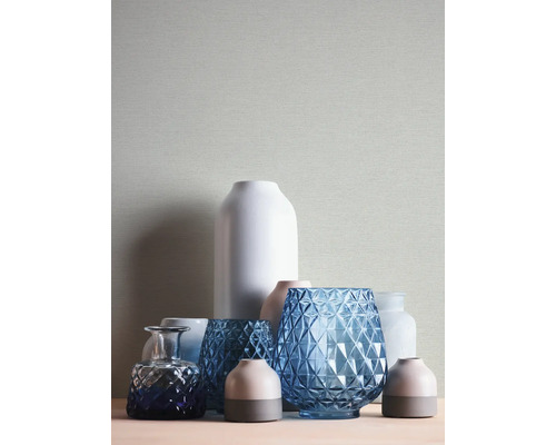 Anordnung verschiedener Dekorationsvasen aus Glas und Keramik