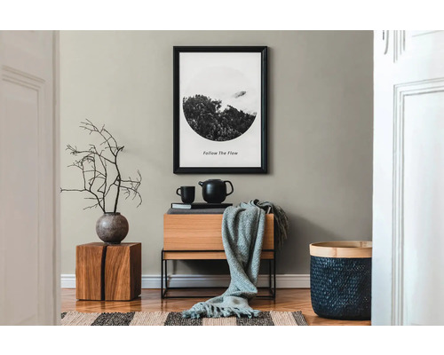 Dekoratives Wohnambiente mit Kommode, Bild, Korb und Teekanne