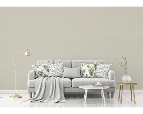 Wohnzimmer mit Sofa, Kissen, Decke, Lampe und Tisch