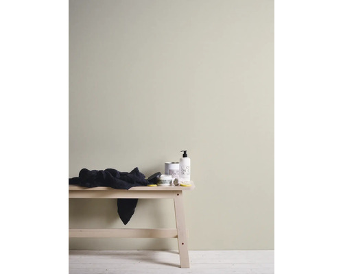 Wandfarbe mit Accessoires auf einem Holztisch