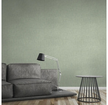 Wohnzimmer mit grünem Textiltapete, Sofa, Lampe und Tisch