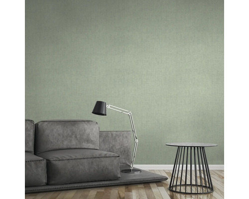 Wohnzimmer mit grünem Textiltapete, Sofa, Lampe und Tisch