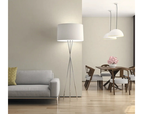 Wohnzimmer mit Sofa, Stehlampe und Esstischgruppe