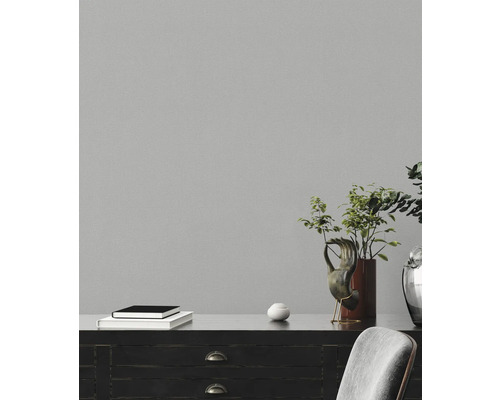 Dekoratives Zimmer mit Kommode, Büchern und Pflanzen