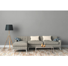 Wohnzimmer mit Sofa, Stehlampe und Couchtisch
