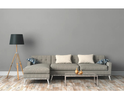 Wohnzimmer mit Sofa, Stehlampe und Couchtisch