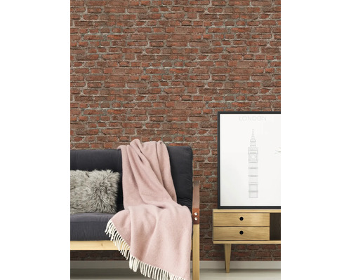 Wohnzimmer mit Ziegelwand, Sofa, Kissen, Decke, Beistelltisch und London-Poster