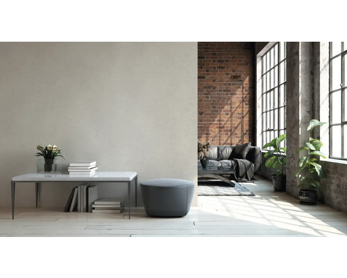 Helles Wohnzimmer mit Ziegelwand, Sofa und großen Fenstern