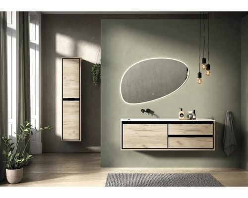 Badezimmer mit Waschtischunterschrank, Spiegelschrank, Spiegel und Beleuchtung
