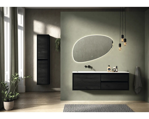 Modernes Badezimmer mit Waschtischunterschrank, Spiegelschrank, Spiegel und Beleuchtung.