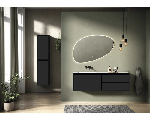Modernes Badezimmer mit Waschbeckenunterschrank, Spiegelschrank und beleuchtetem Spiegel