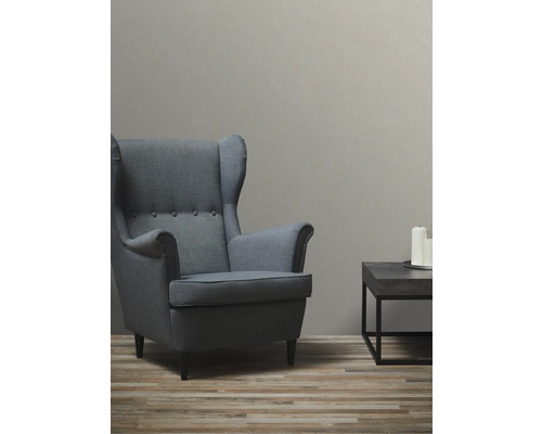 Wohnzimmer mit Sessel, Couchtisch und Tapete