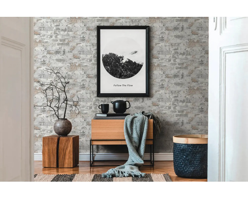 Wohnraum mit Backsteintapete, Holzkommode und Dekorationen