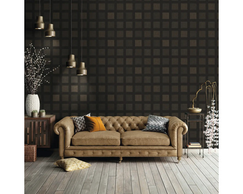 Wohnzimmer mit Ledersofa vor gemusterter Tapete