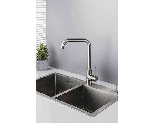 Spültisch mit zwei Becken und Armatur