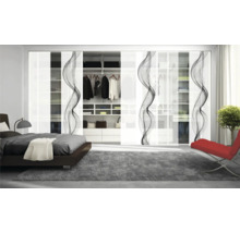 Schlafzimmer mit Bett, Teppich, Sessel und Schiebetürenschrank mit abstraktem Muster
