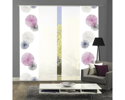 Schiebegardinen mit grafischem Muster im Wohnzimmer