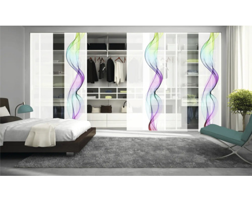 Schlafzimmer mit Schiebetüren vor einem begehbaren Kleiderschrank